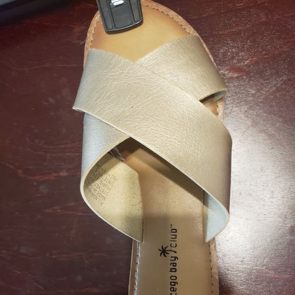 Montego Bay Club Gold Flip Flops Size 8 - Picture 2 of 5